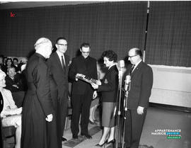 001 - Groupe de personnes debout