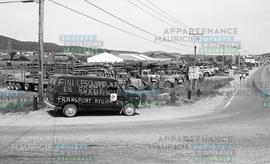 Camionnette avec slogan