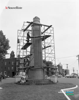 001 - Monument