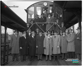 002 - Hommes devant une locomotive
