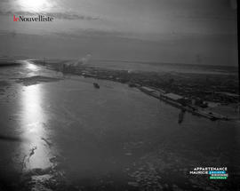 011 - Vue aérienne du port