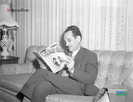 001 - Homme qui lit