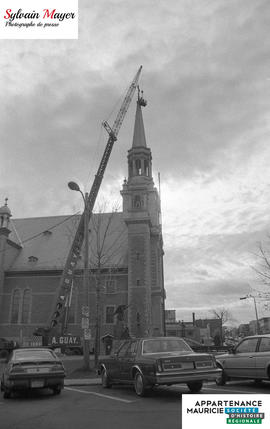Grue près d'une église