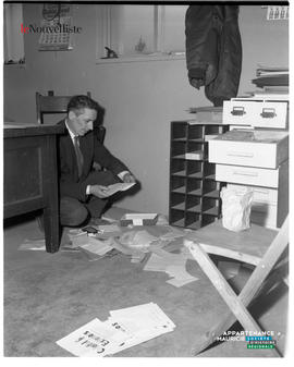 001 - Homme qui tient une enveloppe