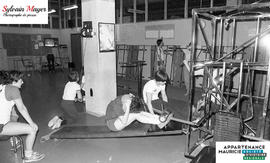 Personnes à la salle d'entraînement