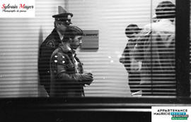 Homme avec des policiers