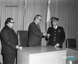 001 - Remise de décoration aux policiers
