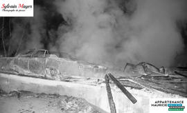 Voiture et bâtiment en fumée