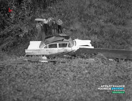 002 - Voiture accidentée dans un fossé