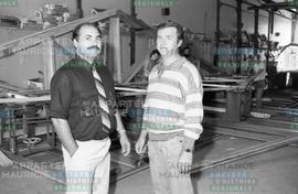 Hommes dans un atelier