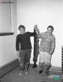 001 - Deux hommes avec un poisson