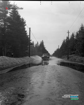 001 - Voiture sur une route