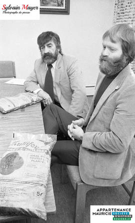 Hommes avec des sacs