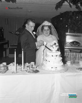 007 - Mariés coupent le gâteau