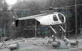 Hélicoptère soulevant un baril
