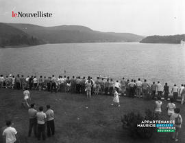 003 - Foule sur la berge