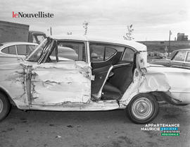 002 - Voiture accidentée