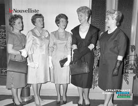 001 - Cinq femmes en habit de soirée