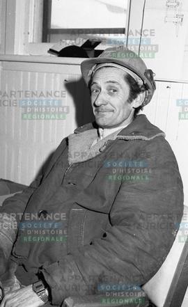 Homme en manteau