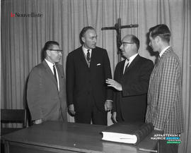 001 - Groupe d'hommes
