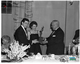 001 - Remise d’un trophée
