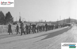 Personnes marchant dans la rue