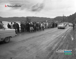 005 - Foule regarde vers une voiture accidentée