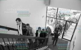 Personnes dans une entrée