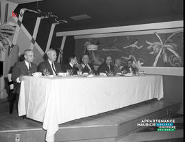 001 - Groupe d'hommes à table