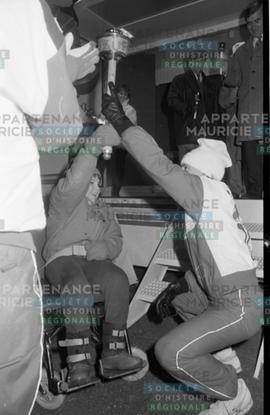 Enfant tenant la flamme olympique