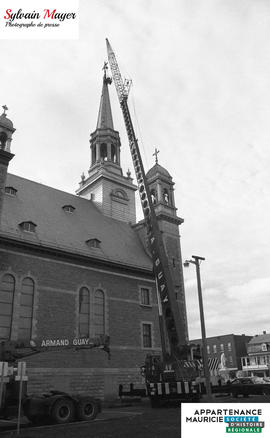 Grue près d'une église