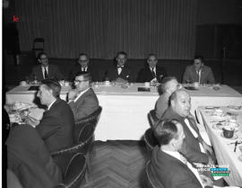 001 - Groupe de personnes à une table