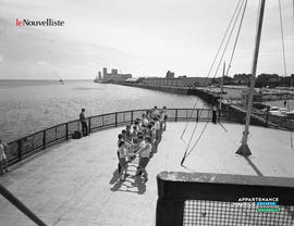 001 - Adolescentes sur un bateau