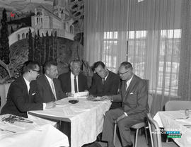 001 - Cinq hommes