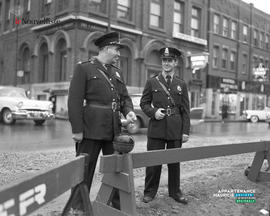 011 - Deux policiers