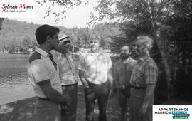Hommes près d'un lac