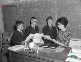 001 - Enseignante et trois élèves