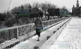 Personne traversant le pont