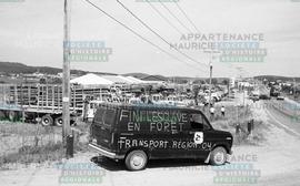 Camionnette avec slogan