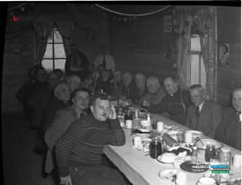 014 - Groupe d'hommes à table