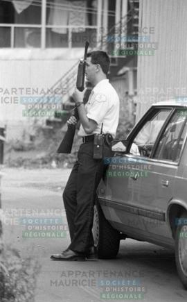 Homme tenant un fusil