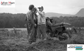 Personnes près d'une motocross
