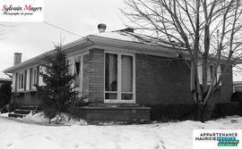 Maison avec des fenêtres endommagées