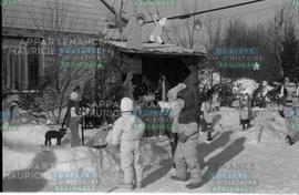 Enfant près d'une crèche