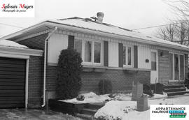 Maison avec des fenêtres endommagées