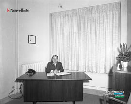 004 - Homme à son bureau