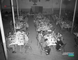 001 - Scouts assis à des tables