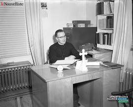 014 - Prêtre à son bureau