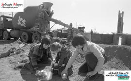 Jeunes jouant dans le sable