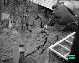 002 - Homme qui observe le terrain